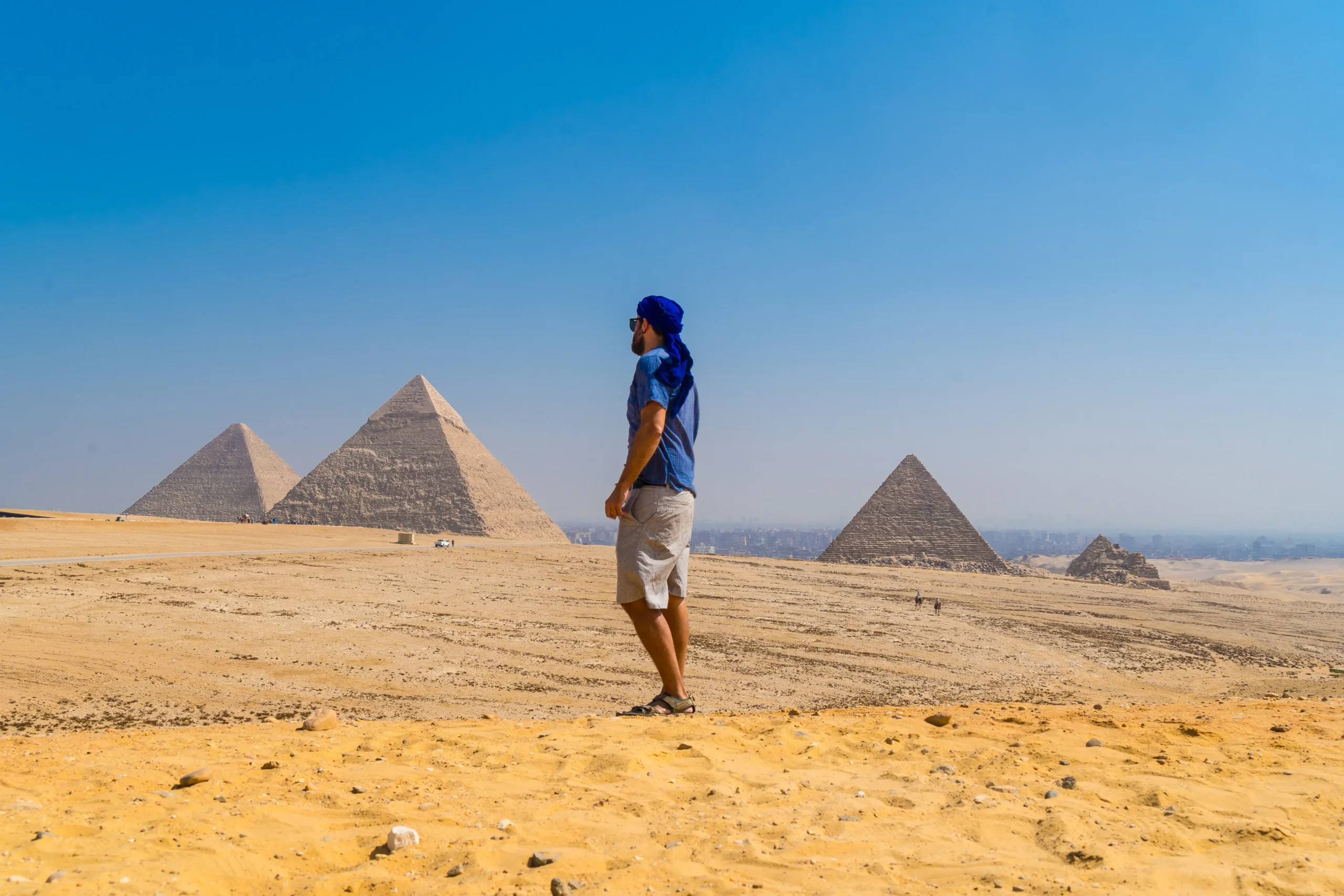 portrait-young-man-blue-turban-walking-pyramids-giza-cairo-egypt